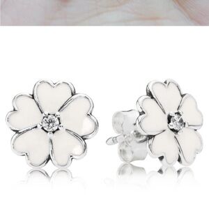 New Pandora Primrose Studs